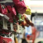 Aliments ultra-transformés emballés présentés dans le rayon d’un commerce